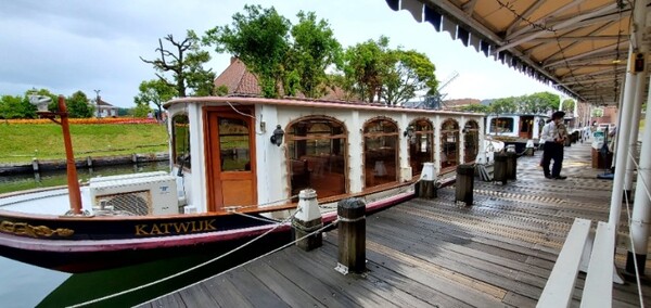 이 배를 타고 별장지와 장미의 운하를 돈다. /사진=양은심