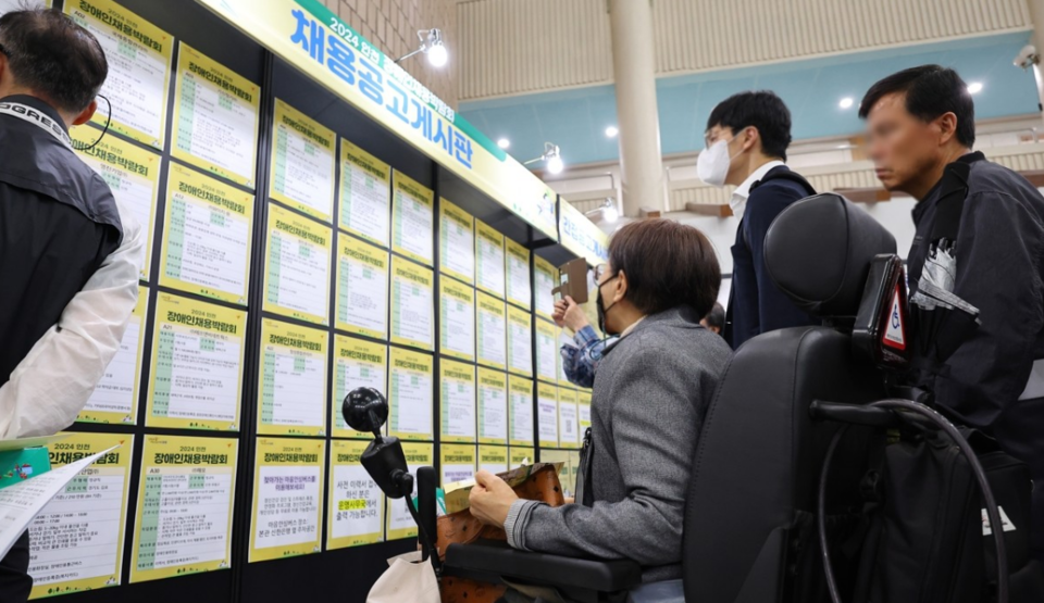 현행법상 장애인 학대 관련 범죄나 성범죄를 저지른 사람은 장애인 관련기관에 취업할 수 없다. 다만 상시근로자 30% 이상이 장애인인 장애인 표준사업장은 해당 기관에 포함되지 않는 것으로 나타났다. 사진은 지난 4월 인천 남동구 인천시청에서 열린 장애인채용박람회에서 구직자들이 채용 정보를 살펴보고 있는 모습으로 기사 내용과 무관함 /연합뉴스