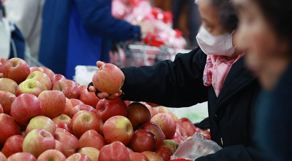 한국은행이 물가 수준 안정화를 위해서는 구조적 요인의 변화가 필요하다고 주장했다. 국내 물가 상승률은 주요국과 비슷한 수준이나 필수소비재의 가격이 높은 상황을 개선해야 한다는 것이다. /연합뉴스
