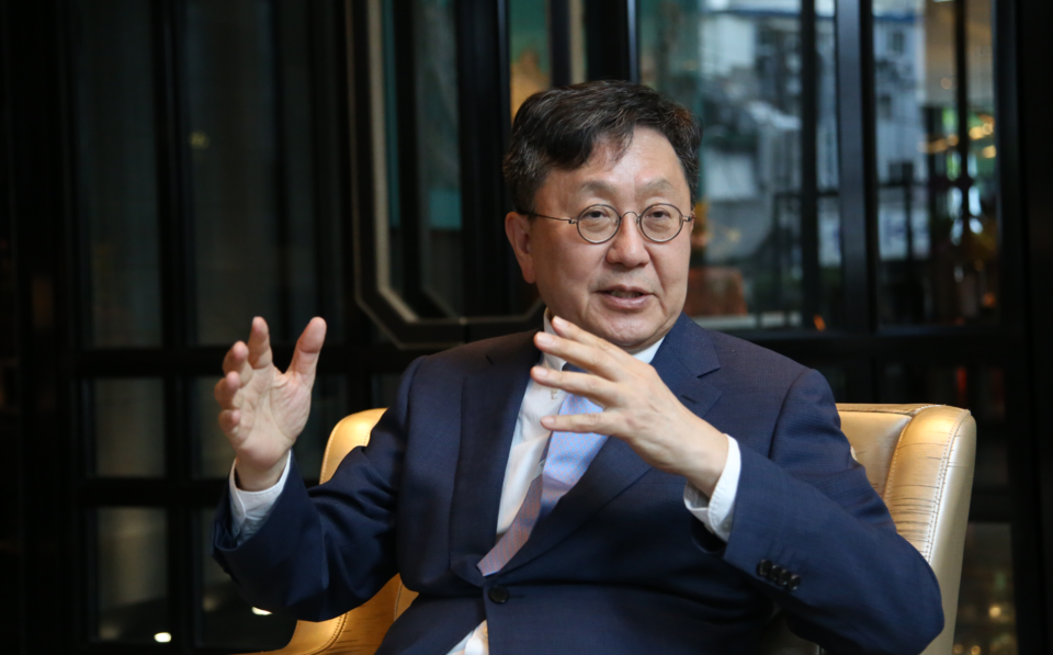 차상균 서울대학교 교수가 포시즌스 호텔에서 여성경제신문과 인터뷰하고 있다. /이상헌 기자