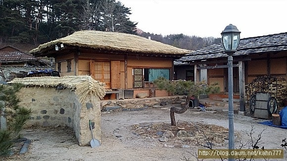 십여 년 전에 하룻밤을 묵었던 지인의 집, 안채 여섯 평에 바깥채 여섯 평 정도인 소박한 집이다. 바깥채는 객실과 차실로 쓰고 있어서 손님을 기꺼이 맞을 준비가 되어 있어 보였다. 이 집에서 묵었던 하룻밤의 기억은 잊을 수 없는 추억으로 고이 간직하고 있다. /사진=김정관