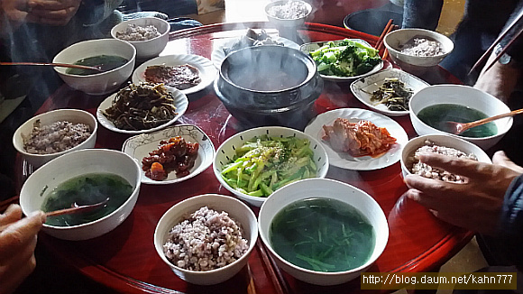 앞 사진의 집에서 하룻밤을 묵고 받았던 아침상이다. 정성으로 지어 두레상에 올려진 음식은 다시 먹을 수 없지 않을까 싶다. 주인께서 기꺼이 하룻밤을 묵어가도록 허락해 준 것으로도 고마운 일인데 이런 밥상까지 받았으니 가끔 그날을 떠올리는 것만으로도 행복해진다. /사진=김정관