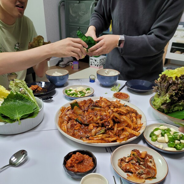 딸네 식구들과 가지는 밥자리는 밥을 먹는다는 것보다 행복을 마음에 담는다고 해야 할 것이다. 딸 부부가 반주를 주고받는 모습은 그 어떤 장면으로도 대체할 수 없다. 삼대가 모여 밥을 먹을 수 있는 것보다 더 행복한 일이 있을까 싶다. /사진=김정관