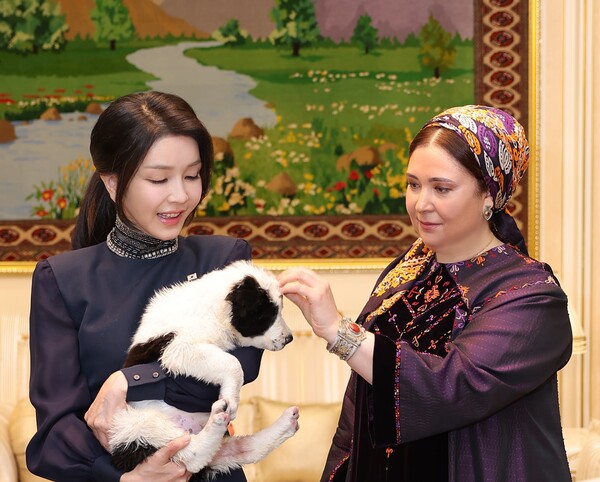 김건희 여사가 지난 10일(현지 시각) 투르크메니스탄 아시가바트 한 호텔에서 열린 국빈만찬에서 투르크메니스탄 국견인 알라바이를 안고 투르크메니스탄 베르디무하메도프 여사와 이야기를 나누고 있다. /대통령실