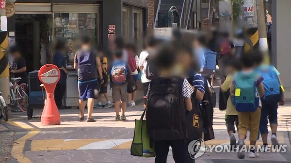 등·하굣길의 초등학생 /연합뉴스