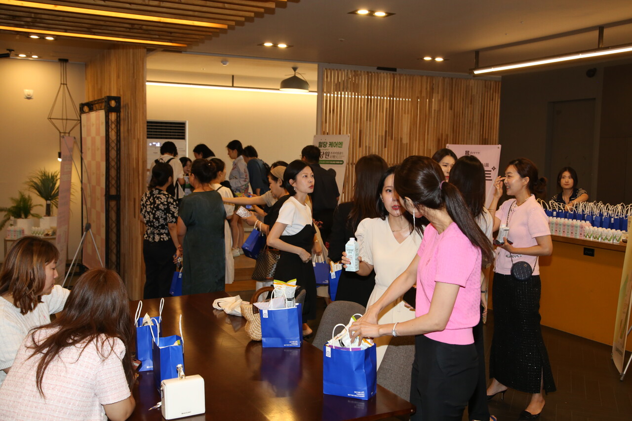 24일 여성경제신문과 우먼센스가 공동으로 개최한 '2024 웰센스 페스타' 참석자들이 서울 명동 커뮤니티하우스 마실 3층 전시장에서 다양한 건강기능식품을 체험하고 있다. /류빈 기자