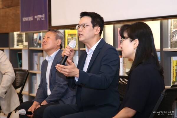 (왼쪽부터)윤건호 서울성모병원 명예교수, 인기 유튜버 정재훈 약사, 서승희 서울아산병원 임상 영양사가 질의응답을 진행하고 있다. /류빈 기자