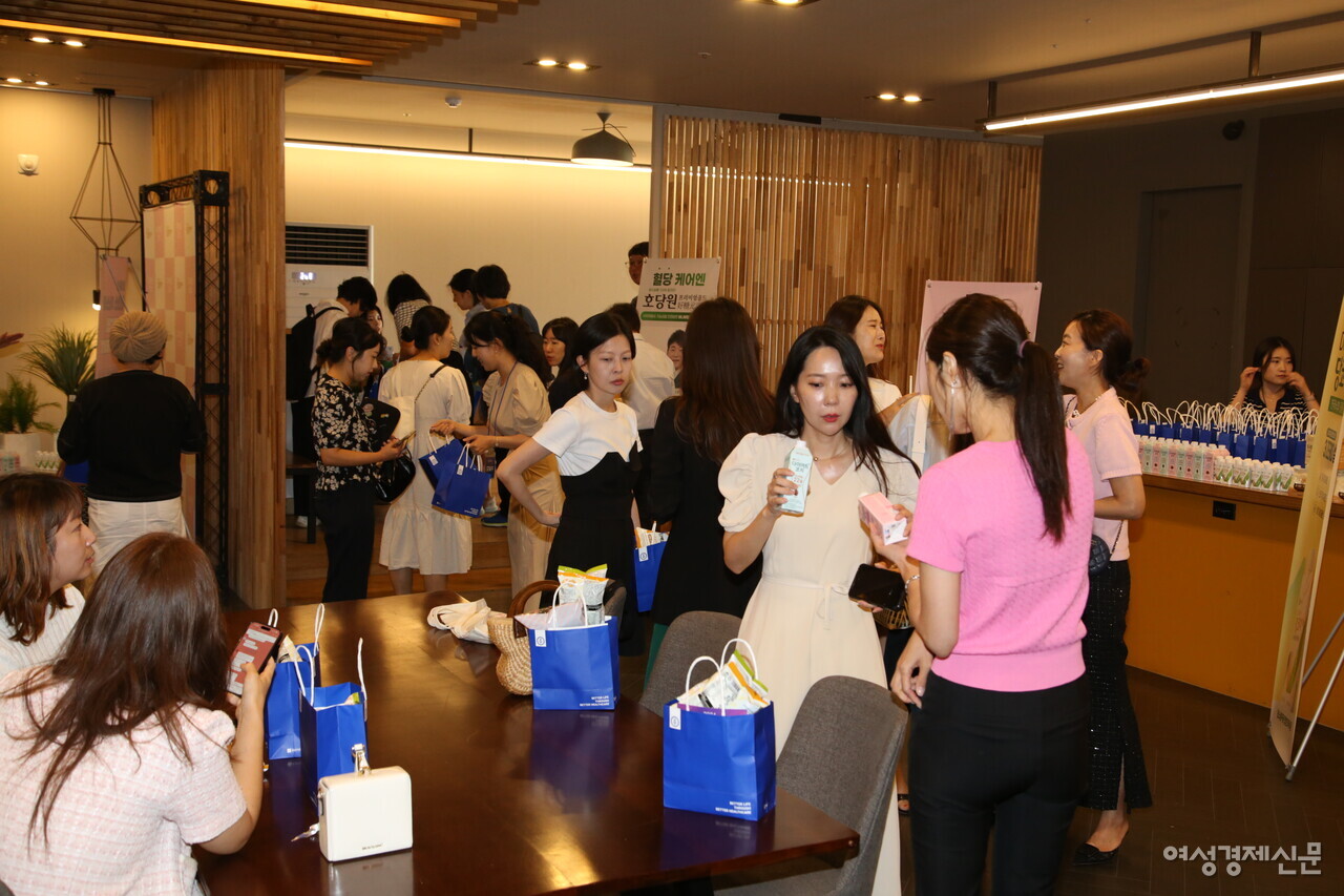 24일 여성경제신문과 우먼센스가 공동으로 개최한 '2024 웰센스 페스타' 참석자들이 서울 명동 커뮤니티하우스 마실 3층 전시장에서 혈당 관리에 관심이 높은 소비자를 겨냥해 출시한 다양한 간편식 제품을 체험하고 있다. /류빈 기자