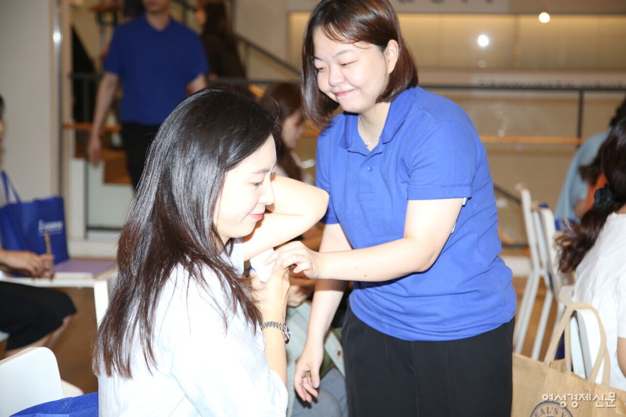 여성경제신문과 우먼센스가 24일 서울 명동 커뮤니티하우스 마실에서 공동으로 개최한 '2024 웰센스 페스타'에서 참석자들이 아이센스의 연속혈당측정기 '케어센스 에어'를 시험 착용하고 있다. /류빈 기자