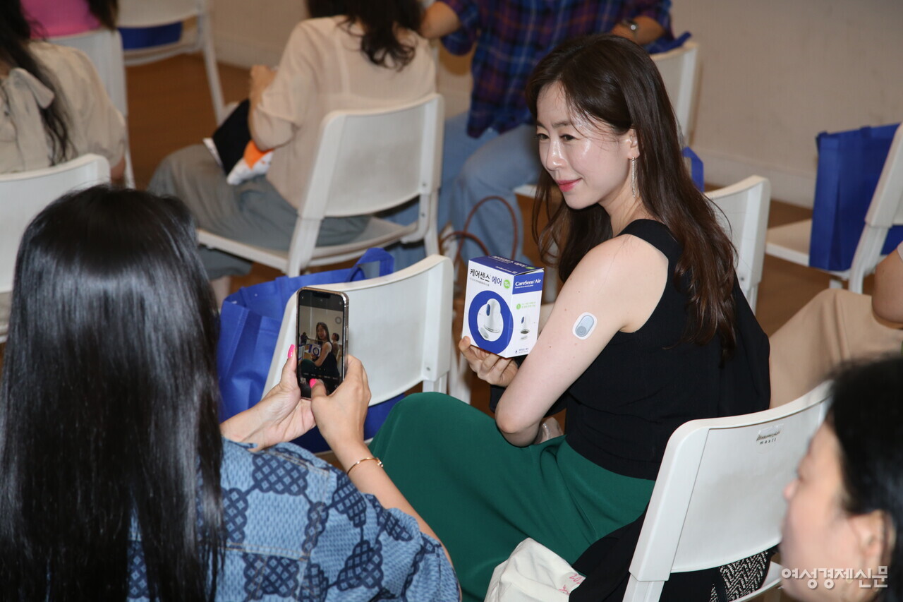 참석자들이 아이센스의 연속혈당측정기 '케어센스 에어'를 시험 착용하고 있다. /류빈 기자