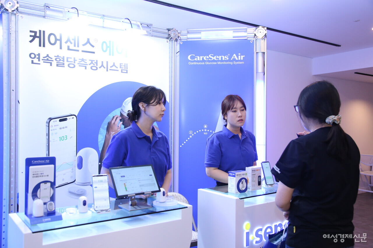 참석자가 아이센스 부스를 살펴보고 있다. /류빈 기자