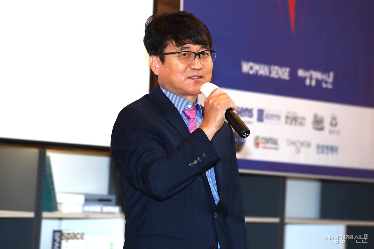 여성경제신문과 우먼센스가 공동으로 개최한 '2024 웰센스 페스타'가 24일 서울 명동 커뮤니티하우스 마실에서 진행됐다. 정경민 여성경제신문 대표가 개회사를 말하고 있는 모습 /류빈 기자