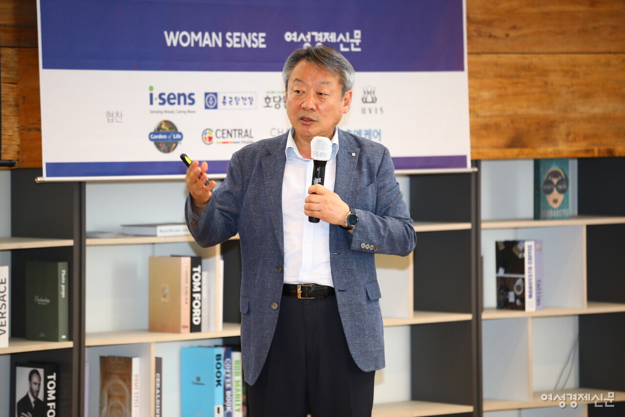 윤건호 서울성모병원 명예교수가 '국민병 당뇨·비만, 어떻게 예방·관리할까'를 주제로 발표를 진행하고 있다. /류빈 기자