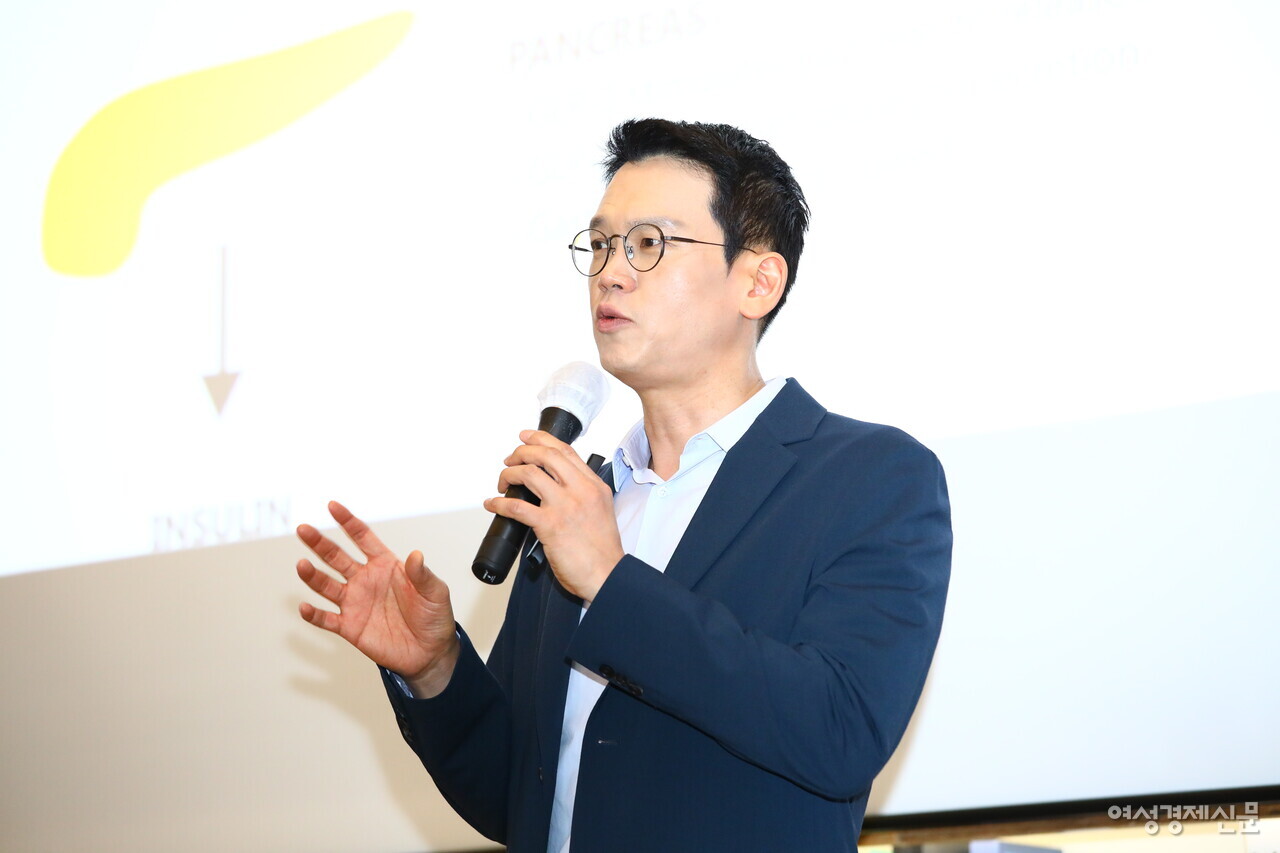 정재훈 약사가 '위고비가 불러온 당뇨·비만 신약 혁명, 어디까지 왔나'를 주제로 발표를 진행하고 있다. /류빈 기자