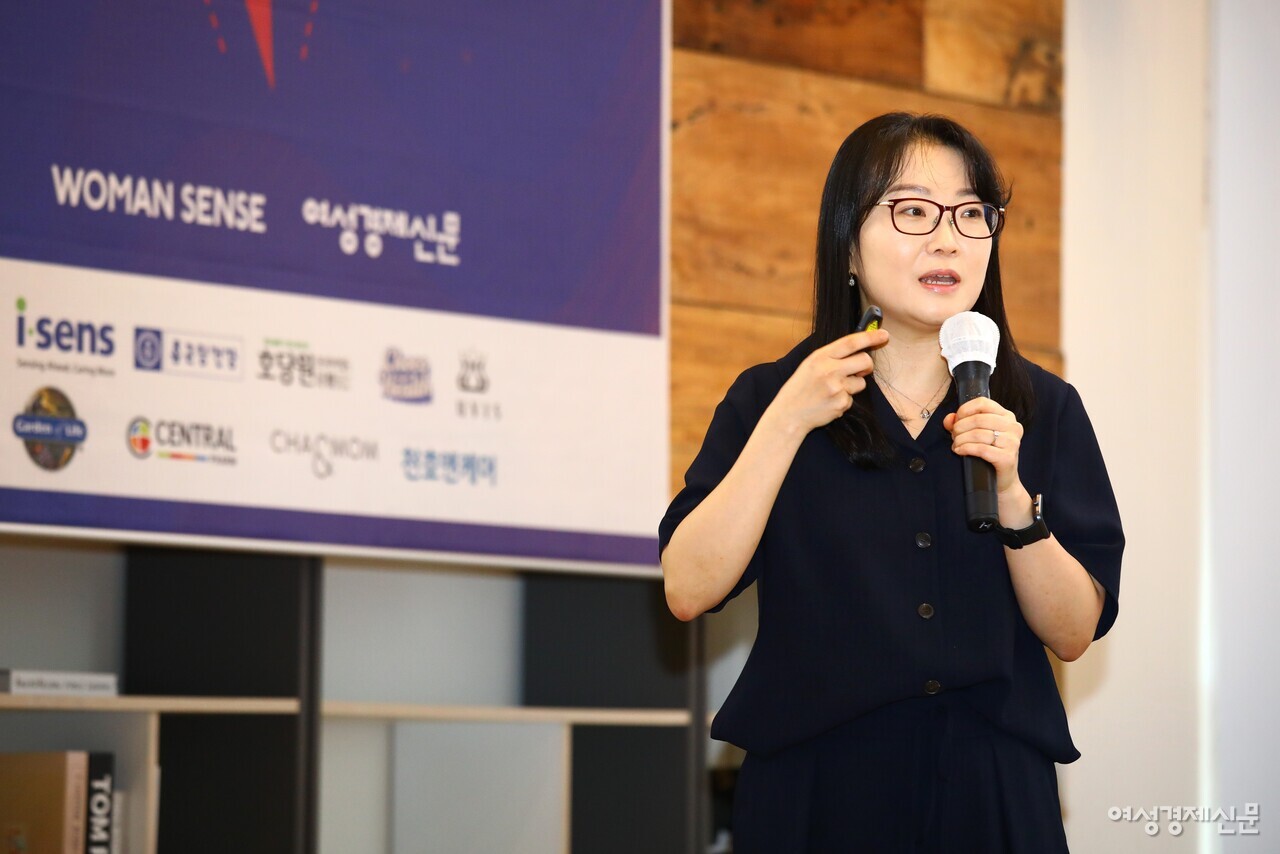 서승희 서울아산병원 임상 영양사가 비만과 당뇨를 극복할 수 있는 식단 정보에 대해 강연하고 있다. /류빈 기자