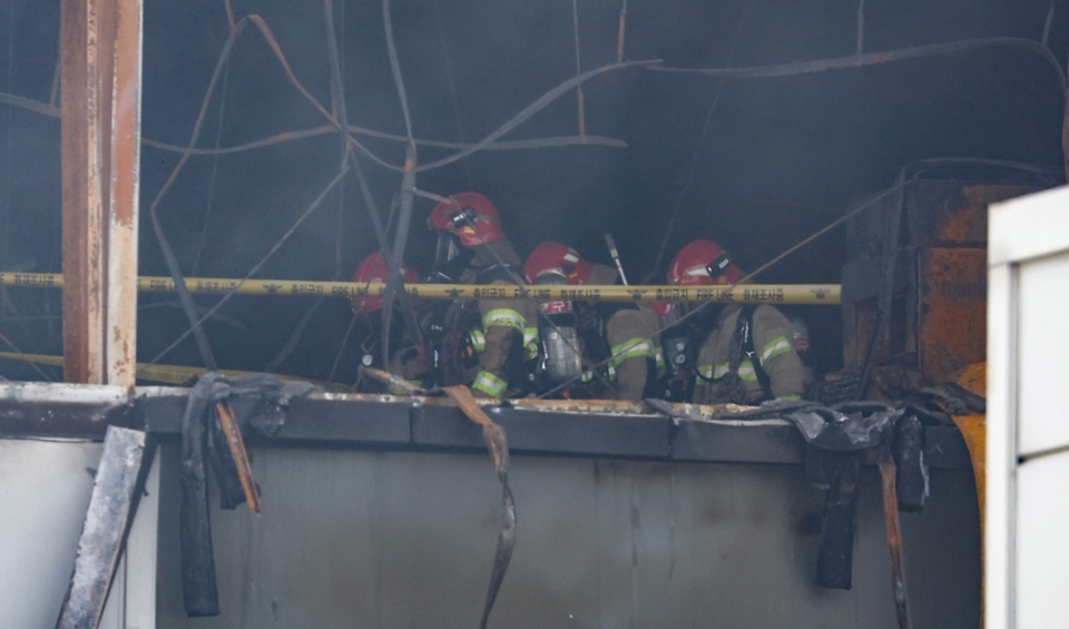 24일 오전 경기 화성시 서신면의 일차전지 제조 업체인 아리셀 공장에서 불이 나 소방 당국이 진화에 나섰다. 사진은 연기가 가시지 않은 화재 현장을 소방대원들이 수색하고 있는 모습 /연합뉴스