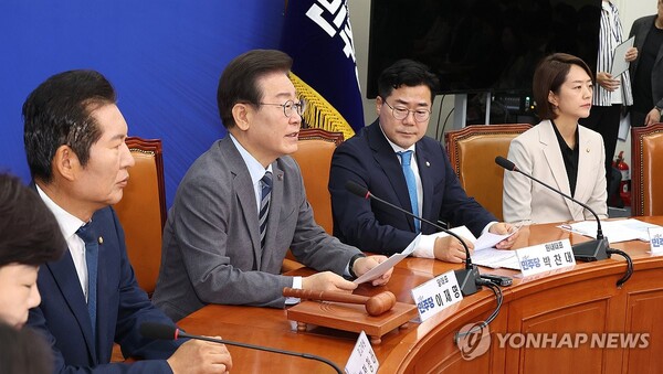 더불어민주당 이재명 대표(왼쪽에서 두 번째)가 24일 오전 국회에서 열린 최고위원회의에서 발언하고 있다. /연합뉴스