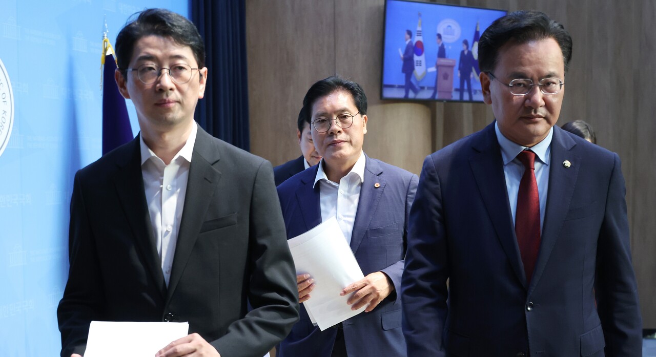 국민의힘 국회 법제사법위원회 소속 위원들이 25일 오후 국회 소통관에서 민주당 '방송장악3법' 강행처리 규탄 성명을 발표한 뒤 이동하고 있다. /연합뉴스