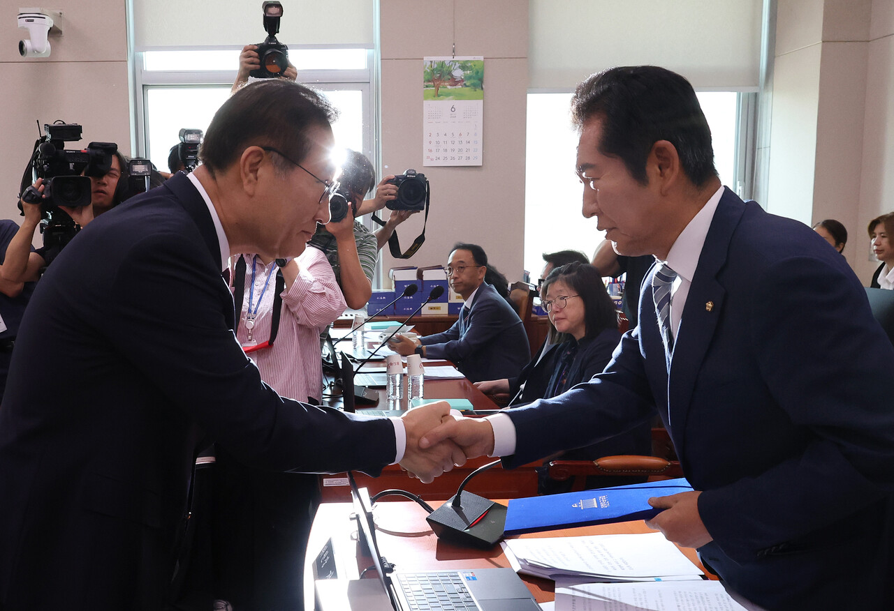 박성재 법무부 장관이 21일 오전 '순직 해병 진상규명 방해 및 사건은폐 등의 진상규명을 위한 특별검사 임명법'(채상병특검법)에 대한 입법청문회가 진행되는 국회 법제사법위원회 전체회의에서 더불어민주당 소속 정청래 위원장에게 선서문을 제출 후 악수하고 있다. /연합뉴스