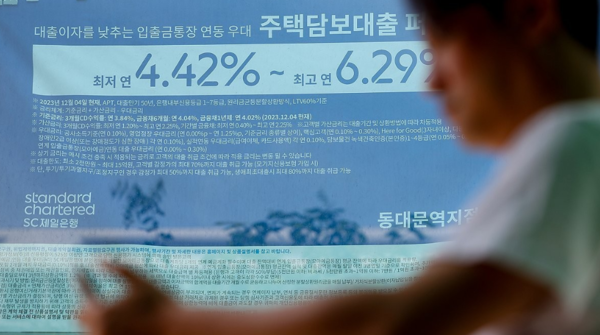 정부가 '2단계 스트레스 DSR(총부채원리금상환비율)' 시행일을 돌연 두 달 뒤로 미뤘다. /연합뉴스