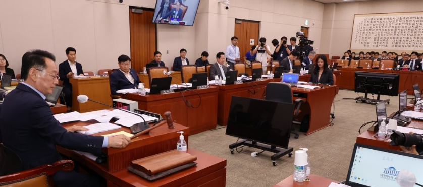 스토킹 범죄에 대해 피해자가 처벌을 원하지 않더라도 가해자를 처벌할 수 있도록 하는 법안이 지난해 6월 20일 국회 법제사법위원회의 문턱을 넘었다. /연합뉴스