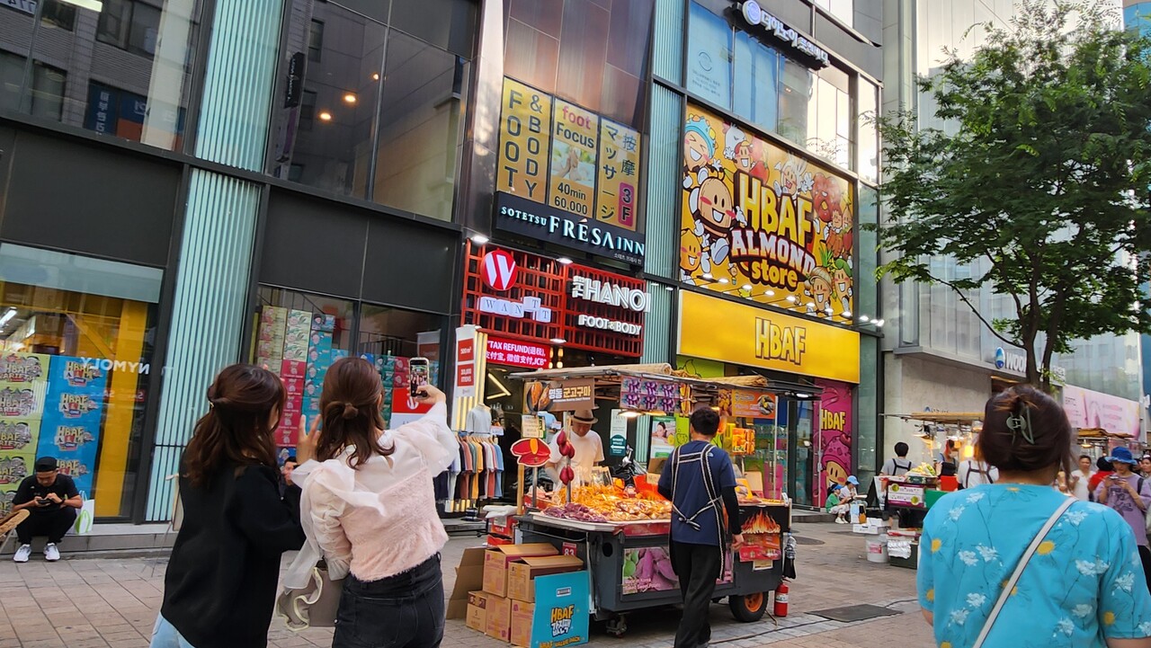 지난 24일 오후 일본인 관광객들이 명동 거리에서 인증 사진을 찍고 있다. /류빈 기자