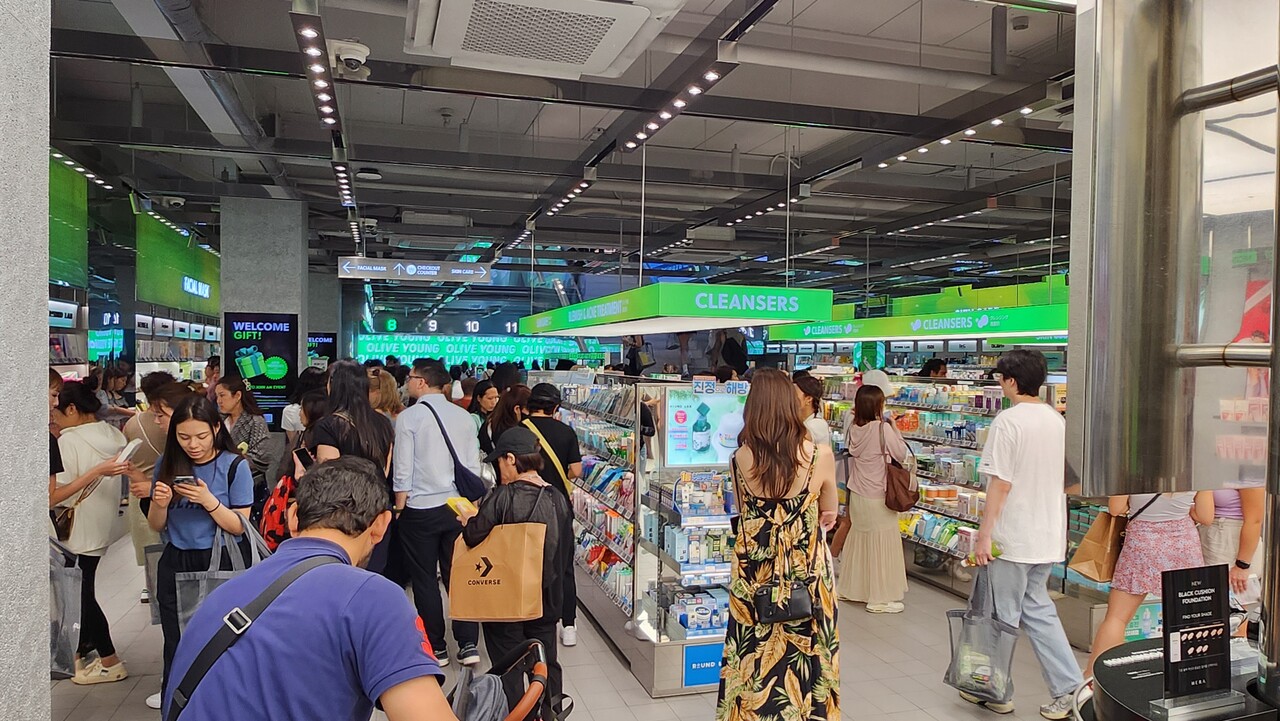 지난 24일 오후 올리브영 명동타운 점에 외국인 관광객들이 가득한 모습 /류빈 기자