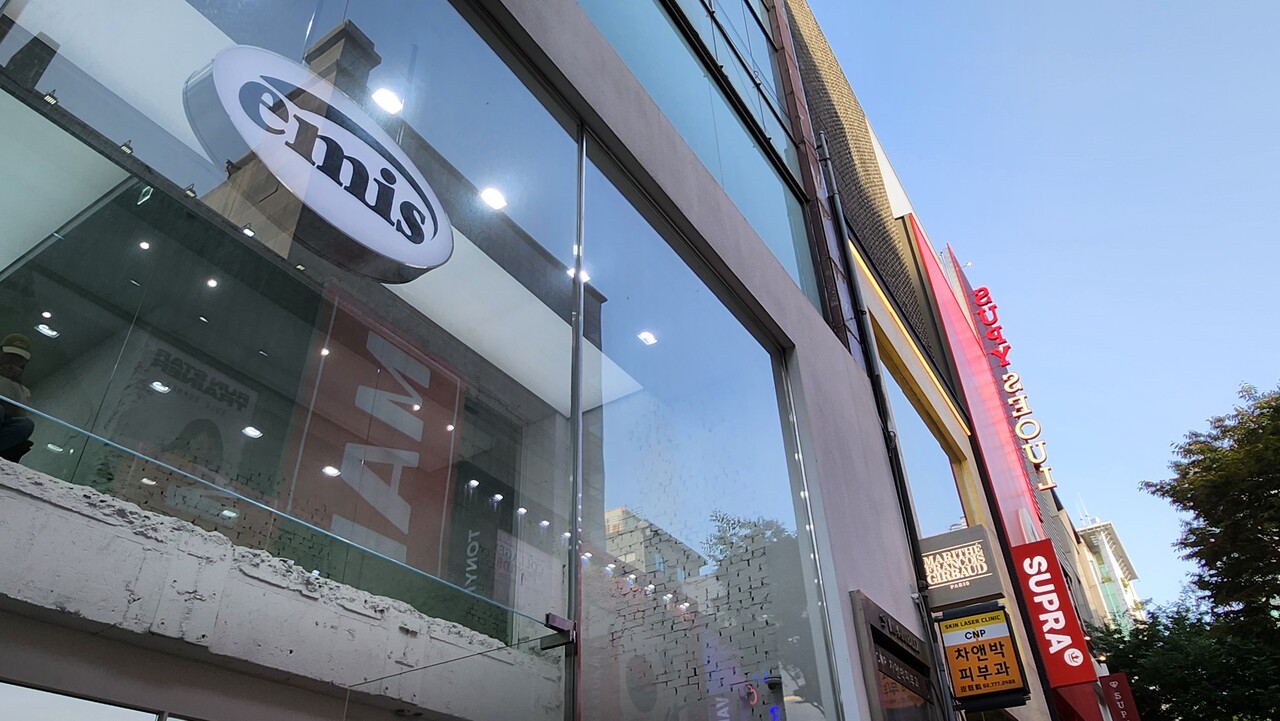 명동 상권 중심 거리에 국내 토종 디자이너 패션 브랜드인 이미스와 마리떼 프랑소와 저버 매장이 나란히 붙어있다. /류빈 기자