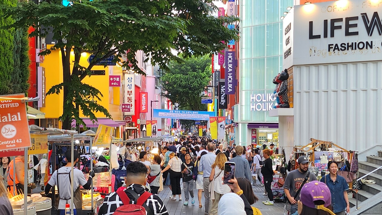 지난 24일 오후 명동 중심 거리의 모습 /류빈 기자