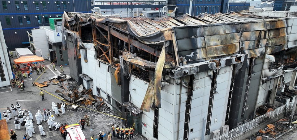 화성 일차전지 제조사 아리셀에서 발생한 화재로 인해 수십 명이 사망한 가운데 외국인이 대다수를 차지해 논란이다. 안전사고 기준을 외국인에게도 확대 적용해야 한다는 전문가 지적도 따른다. /연합뉴스