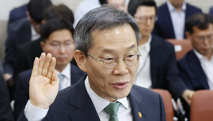 이종호 과기정통부 장관이 제4 이통사 출범이 필요하다는 입장을 고수하고 있다. /연합뉴스