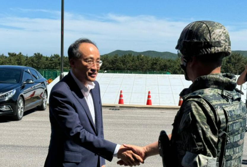 지난 24일 사임한 추경호 전 국민의힘 원내대표가 25일 인천 옹진군 백령도를 방문해 근무 중인 장병과 악수하고 있다. /국민의힘