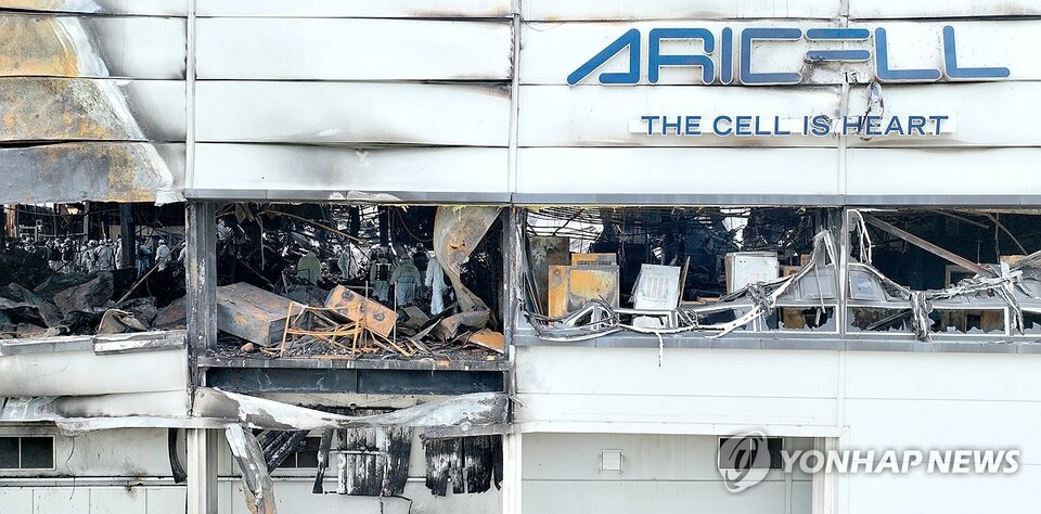 25일 경기도 화성시 서신면 일차전지 업체 아리셀 화재 현장에서 경찰과 소방, 국립과학수사연구원, 국토안전연구원, 고용노동부, 산업안전관리공단 등 관계자들이 화재 원인을 찾기 위한 합동 감식을 하고 있다. /연합뉴스