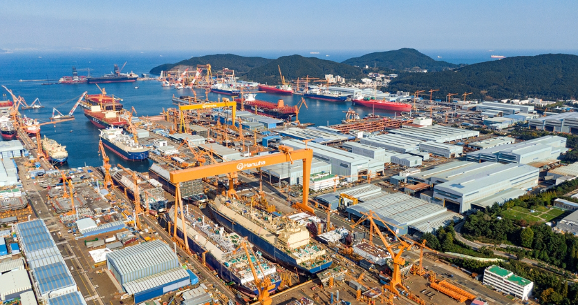 한화오션이 국내 조선·방산업계 최초로 미국 조선소를 인수하고 현지 선박 제작에 나선다. 사진은 한화오션 조선소 거제사업장 전경 /연합뉴스