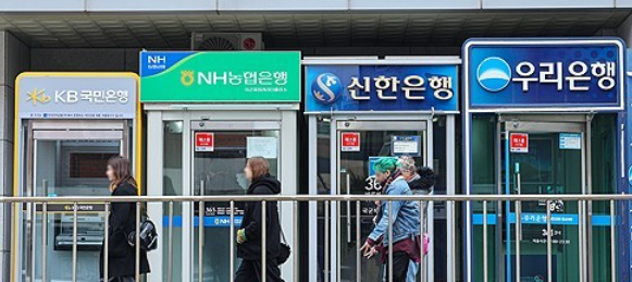 국내 은행이 지난해 이자 순이익으로 34조원가량을 벌어들였다. /연합뉴스
