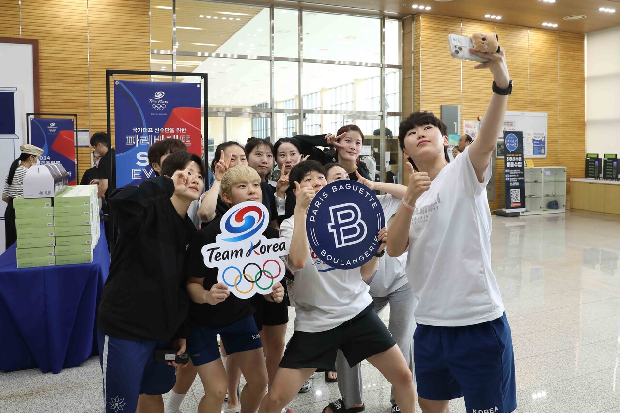 지난달 30일 파리바게뜨가 올림픽 준비에 매진하고 있는 500여명의 팀코리아 선수단 및 코칭 스태프 등을 위해 진천국가대표선수촌에서 문을 연 팝업스토어에서 국가 대표 선수들이 기념 촬영을 하고 있다. /SPC그룹