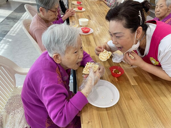 내가 근무하는 치매 전담실은 개성이 뚜렷하고 치매 증상도 제각각인 16명의 어르신이 모여 자유로우면서도 정돈되고, 어수선하면서도 아기자기한 분위기를 맛볼 수 있는 특별한 힐링하우스다. /김명숙
