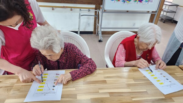언제부터인가 망각으로 인해 멈춰지고 깊숙이 숨거나 파묻혀버린 기억을 되살리는 현실 인식 프로그램은 반짝이는 반딧불이의 밝은 빛을 찾는 것처럼 어르신들을 젊은 시절로 되돌아가게 한다. /김명숙