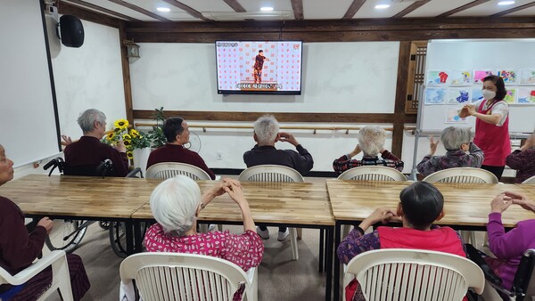 알츠하이머로 떨리는 손으로 체조를 따라 하시는 어르신들 /김명숙