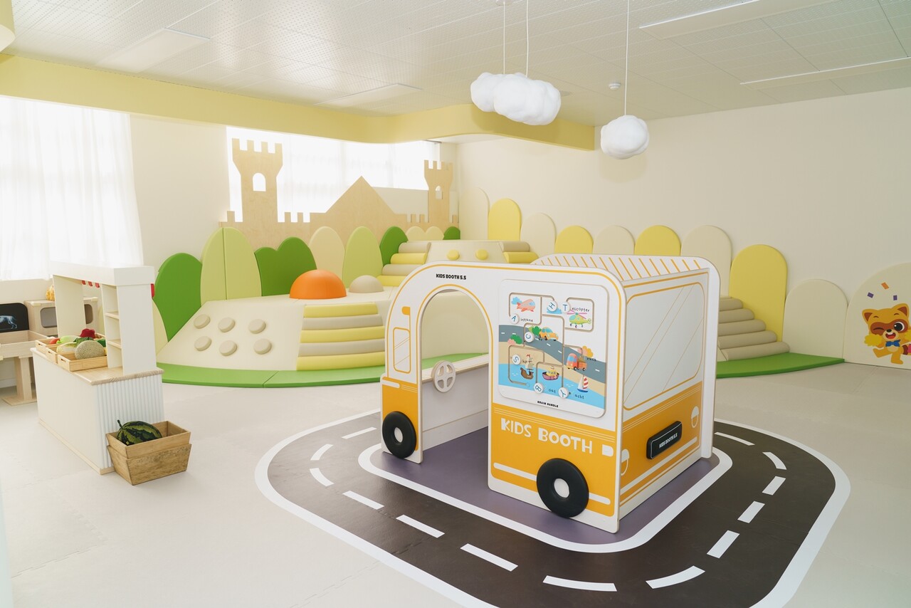 롯데는 1월 4일 폐교인 전라남도 여수시 화양면 나진초등학교 용창분교에 'mom편한 놀이터' 27호점을 개소했다. /롯데지주