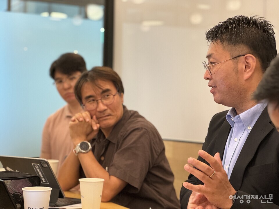 카즈히로 사이토 솜포케어 시니어 리더(오른쪽 첫번째)가 한국 장기 요양 업계 관계자를 만나 이야기를 나누고 있다. /김현우 기자