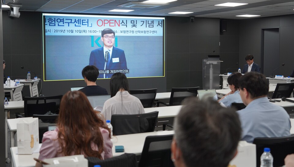 보험연구원은 지난 2019년 10월부터 이날까지 50회의 산학세미나를 진행했다. 학계, 산업계, 보험연구원 소속 인사 60여명의발표자와 160여명의 토론자가 국내 보험 업계의 발전을 위해 의견을 나눴다. /보험연구원