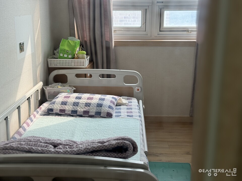 경기도 용인시에 위치한 한 요양원에 있는 수급자가 생활하는 생활실 모습. /김현우 기자