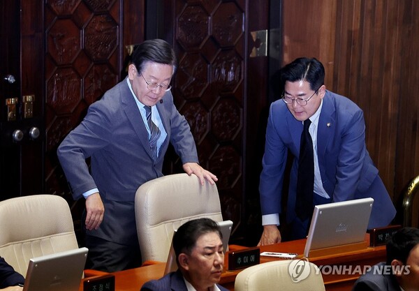 더불어민주당 이재명 전 대표(왼쪽)가 27일 국회부의장, 상임위원장 선거 투표 등을 하는 국회 본회의장을 찾아 착석하고 있다. 오른쪽은 박찬대 당대표 직무대행 겸 원내대표. /연합뉴스