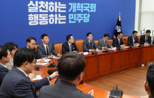 박찬대 더불어민주당 당대표 직무대행 겸 원내대표가 지난 27일 정책조정회의에서 발언하고 있다. /연합뉴스