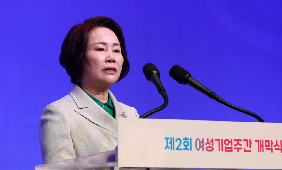 이정한 한국여성경제인협회장이 지난해 7월 4일 서울 중구 신라호텔에서 열린 제2회 여성기업주간 개막식에서 개회사를 하고 있다. /연합뉴스