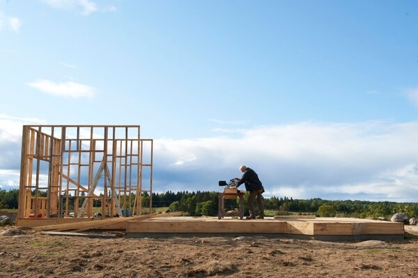 89세 크레이그 모리슨은 평생 해로한 아내 ‘아이린’이 알츠하이머병에 걸리자 바다가 보이는 멋진 위치에 새집을 짓는다. /영화 스틸 컷