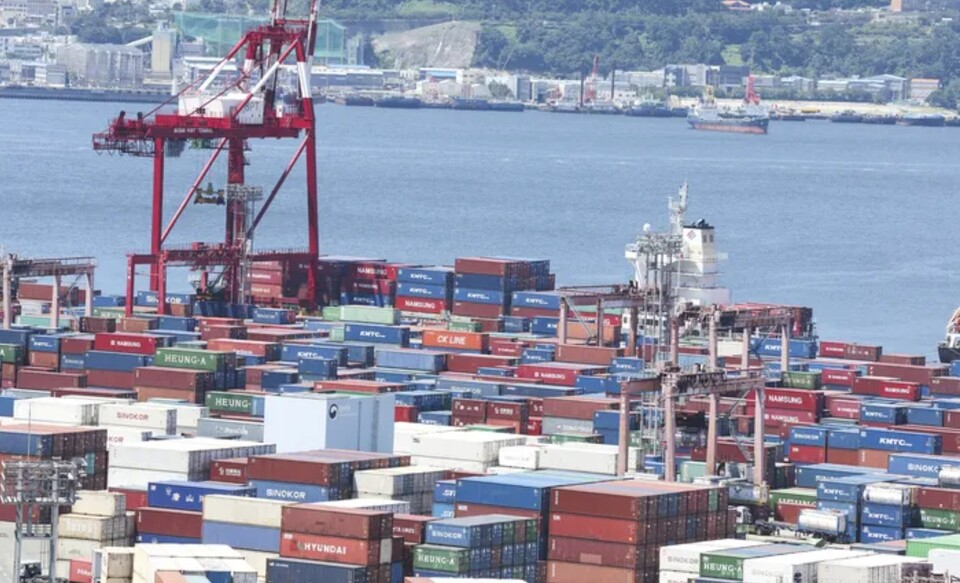 부산항에서 컨테이너 하역 작업이 이뤄지고 있다. /연합뉴스