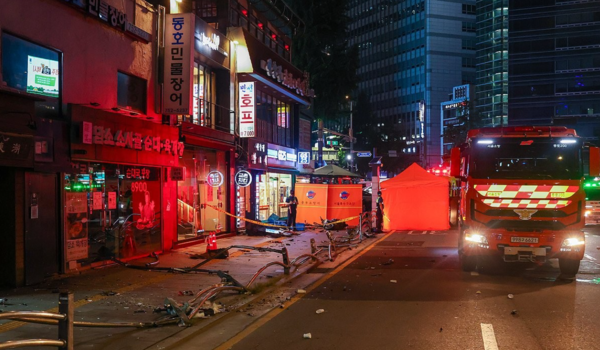 2일 오전 전날 대형 교통사고가 발생한 서울 시청역 인근 교차로 인도에 사고 여파로 파편이 흩어져 있다. /연합뉴스