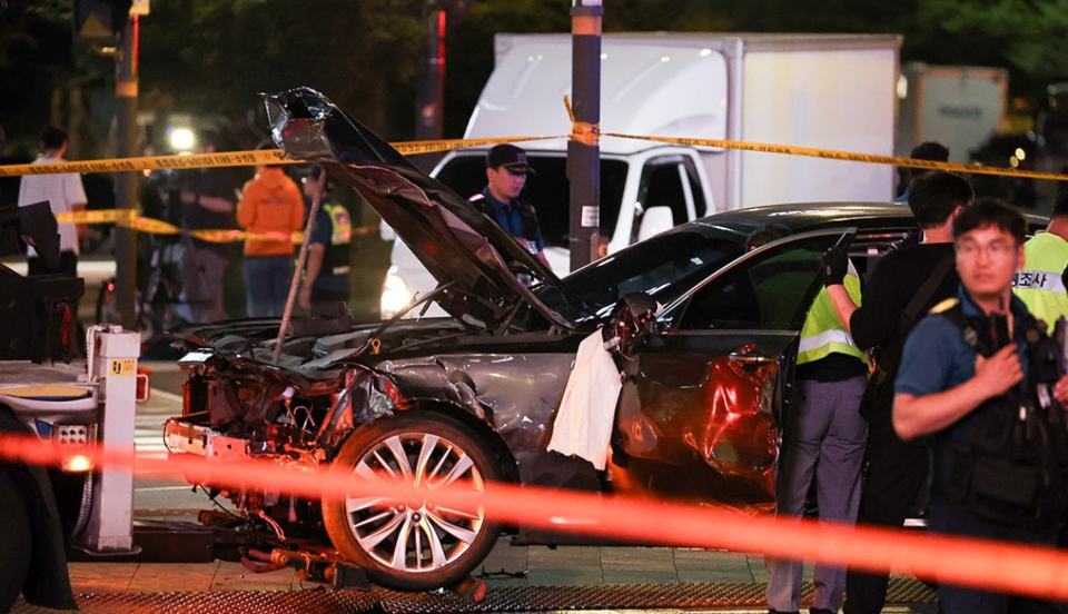 1일 밤 대형 교통사고가 발생한 서울 시청역 인근 교차로에서 경찰이 완전히 파괴된 차량 한 대 주변을 통제하고 있다. /연합뉴스